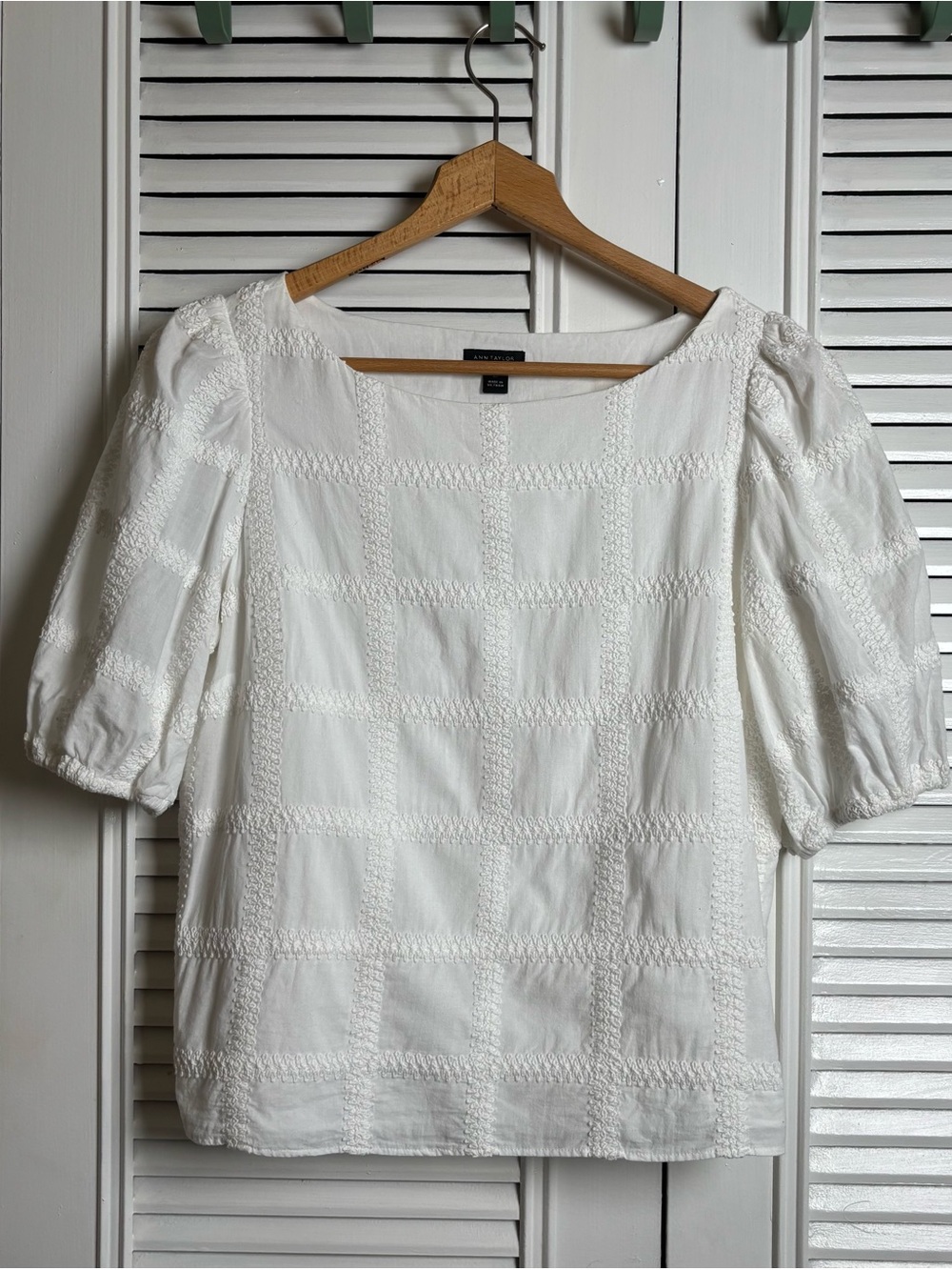 Ann Taylor White Textured Puff Sleeve Blouse